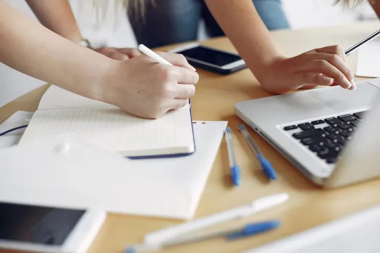 Aula moderna con materiales de aprendizaje.